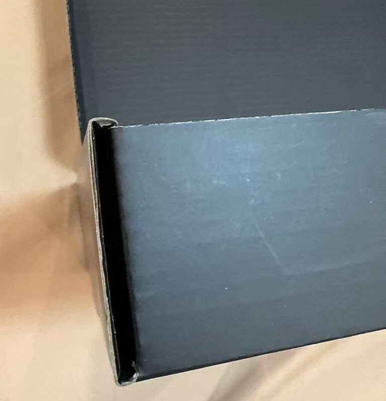 mailer box tuck flap and corner closure detail